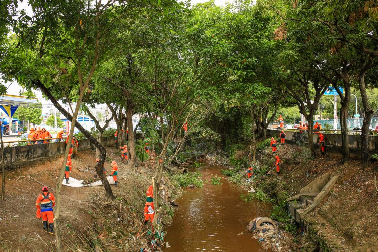 Grande ação de limpeza preventiva na zona oeste Foto: Antonio Pereira / Semcom