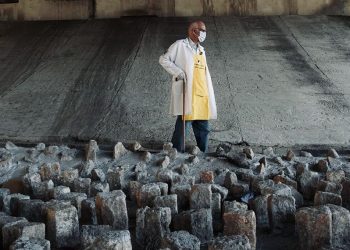 O padre Júlio Lancellotti diante de um exemplo da chamada arquitetura hostil Arquivo pessoal Fonte- Agência Senado