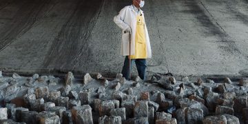 O padre Júlio Lancellotti diante de um exemplo da chamada arquitetura hostil Arquivo pessoal Fonte- Agência Senado