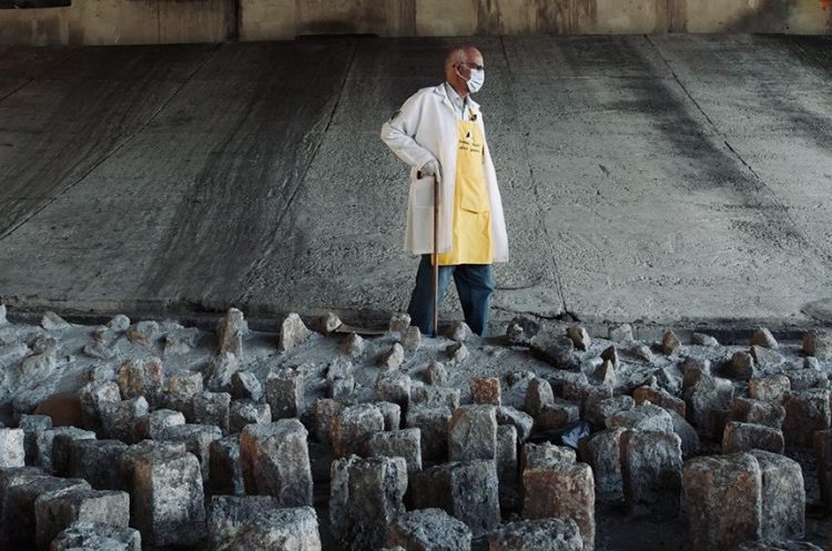 O padre Júlio Lancellotti diante de um exemplo da chamada arquitetura hostil Arquivo pessoal Fonte- Agência Senado