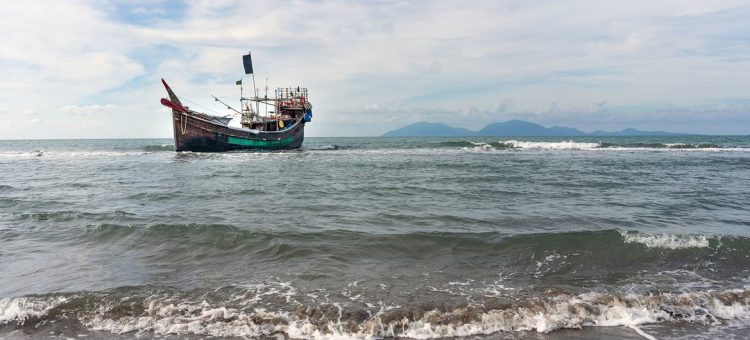 Um barco que transportava refugiados rohingya pelo mar de Andaman permanece ancorado no mar depois que os refugiados desembarcaram em uma praia em Aceh, na Indonésia, em 8 de janeiro de 2023 - Foto: Acnur/Kenzie Eagan