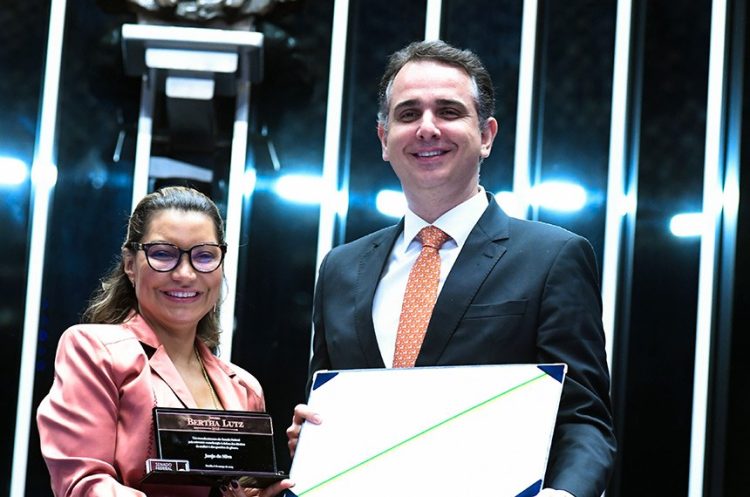 Janja recebe a premiação do presidente do Senado, Rodrigo Pacheco Geraldo Magela/Agência Senado - Fonte: Agência Senado