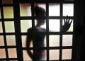 Brasília (DF), 17/02/2023 - Fotografia para ilustrar matéria sobre violência infantil, na foto uma criança é vista em silhueta através de uma porta. Foto: Marcelo Casal/Agência Brasil