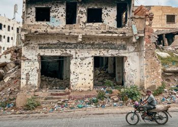 O bairro de Al Gahmalyya na cidade de Taiz, Iêmen, foi severamente danificado como resultado de anos de conflito - Foto: PMA/Mohammed Awadh