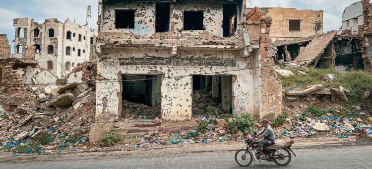 O bairro de Al Gahmalyya na cidade de Taiz, Iêmen, foi severamente danificado como resultado de anos de conflito - Foto: PMA/Mohammed Awadh