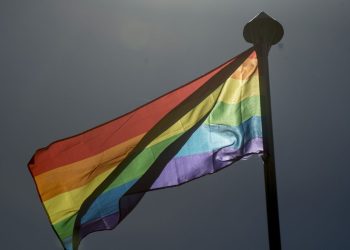 Bandeira (LGTB) é hasteada na Embaixada do Reino Unido para marcar o Dia Internacional contra a Homofobia e Transfobia, celebrado neste sábado (17) (Foto: Marcelo Camargo/Agência Brasil)
