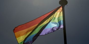 Bandeira (LGTB) é hasteada na Embaixada do Reino Unido para marcar o Dia Internacional contra a Homofobia e Transfobia, celebrado neste sábado (17) (Foto: Marcelo Camargo/Agência Brasil)