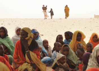 Gangale Mulheres levam seus filhos para uma triagem de desnutrição comunitária em Nokou, Chade - Foto: UNICEF/Riccardo