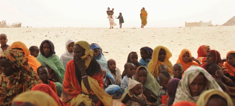 Gangale Mulheres levam seus filhos para uma triagem de desnutrição comunitária em Nokou, Chade - Foto: UNICEF/Riccardo