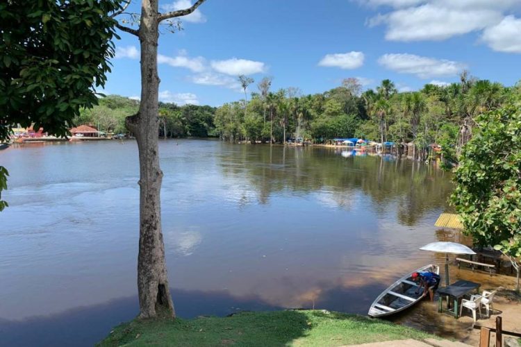 Foto: Tácio Melo (estrada e rodoviária) e Larissa Holanda (Balneário Rio Preto da Eva)/Amazonastur; Diego Peres/Secom (Novo Airão) e Judeilson Trindade/Divulgação (Lagoa)