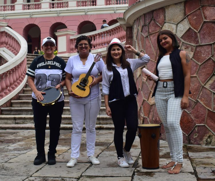 MANAUS - AM - 07.03.2023 - MULHERES QUE INTEGRAM UM GRUPO DE SAMBA CHAMADO SAMBA COM AS MOCAS. INTEGRANTES: RENATA RODRIGUES (VOCALISTA), THAYANNE RIOS (TOCA TANTA), MARY SENA (TOCA PANDEIRO) E ALESSANDRA VIEIRA (TOCA SURDO E TAMBORIM) FOTO: JEIZA RUSSO
