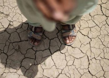 Uma criança está do lado de fora do TLC da UNICEF em Basti Shahnawaz Chang GPS Mud Haji Haibton, distrito de Rajanpur, província de Punjab. Foto: Unicef/Juan Haro