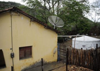 Quixadá - Cisterna para captação e armazenamento de água da chuva em uma casa ao lado do Açude do Cedro, que começou a ser construído no Império e hoje não abastece mais a cidade (Foto: Fernando Frazão/Agência Brasil)