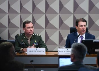 O tenente-coronel Mauro Cid ao lado do presidente da CPMI do 8 de Janeiro, deputado Arthur Maia Edilson Rodrigues/Agência Senado› Fonte: Agência Senado