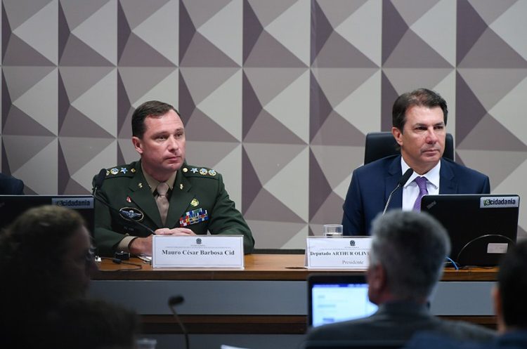 O tenente-coronel Mauro Cid ao lado do presidente da CPMI do 8 de Janeiro, deputado Arthur Maia Edilson Rodrigues/Agência Senado› Fonte: Agência Senado