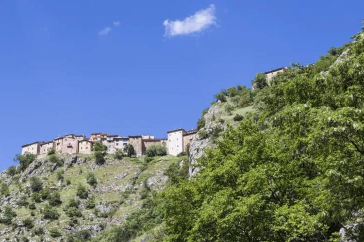 Castrovalva, na Itália
"Castrovalva skyline, village near Scanno in L'Aquila Province, Abruzzi Italy-MORE images from Abruzzi:"