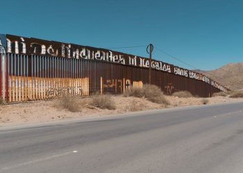 Cartagena Uma placa no muro da fronteira com os EUA em Ciudad Juárez, Chihuahua, México - Foto: Unsplash/Alejandro