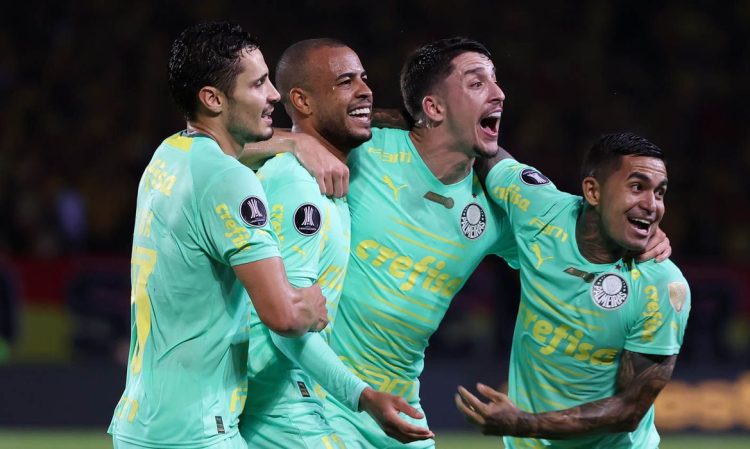 O jogador Mayke, da SE Palmeiras, comemora seu gol contra a equipe do Deportivo Pereira, durante partida válida pelas quartas de final, ida, da Copa Libertadores, no Estádio Hernán Ramírez Villegas. (Foto: Cesar Greco/Palmeiras/by Canon)