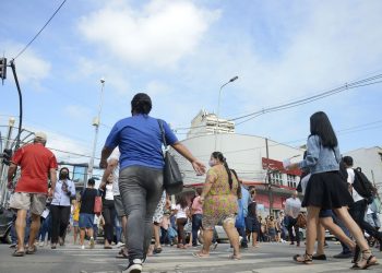 População caminha no centro de Duque de Caxias, primeiro município do Rio de Janeiro a flexibilizar o uso de máscara.