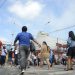 População caminha no centro de Duque de Caxias, primeiro município do Rio de Janeiro a flexibilizar o uso de máscara.