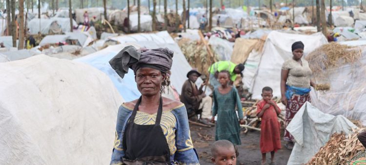 Um dos muitos locais para deslocados internos que surgiram em Kivu do Norte, onde 1,2 milhão de pessoas foram forçadas a fugir de suas casas desde março de 2022 - Foto: UNHCR/Blaise Sanyila