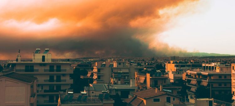 Ventos fortes e altas temperaturas causaram incêndios florestais que se espalharam por Atenas, na Grécia Foto: Unsplash/Anasmeiste