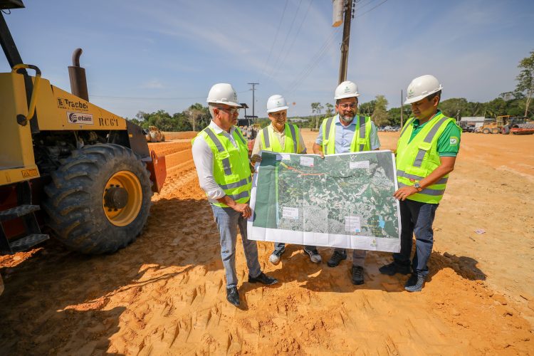 Governador Wilson Lima vistoria obras do anel leste.Foto: Alex Pazuello/Secom