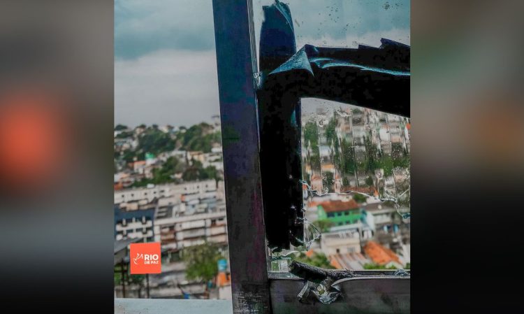 Tiro disparado por policiais mata criança na comunidade do Dendê, no Rio de Janeiro. Foto: Rafael Henrique Brito/Rio de Paz