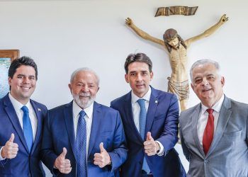 13.09.2023 - Presidente da República, Luiz Inácio Lula da Silva, durante reunião com o Ministro de Portos e Aeroportos, Márcio França, Deputado Federal Silvio Costa Filho (Republicanos- PE) e Deputado Federal André Fufuca (PP-MA), no Palácio do Planalto. Brasília - DF. Foto: Ricardo Stuckert / PR