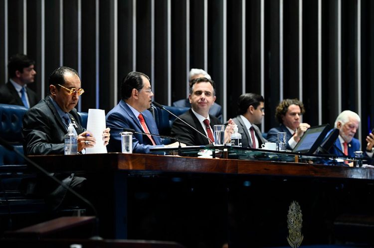 O presidente do Senado, Rodrigo Pacheco (centro), no debate entre governadores e senadores, entre eles, o relator da reforma tributária, Eduardo Braga (ao microfone) Roque de Sá/Agência Senado
