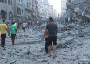 Homens caminham por uma área fortemente danificada no centro de Gaza - Foto: UN News/Ziad Taleb