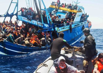 A Marinha italiana resgata migrantes no Mar Mediterrâneo - Foto: Italian Coastguard/Massimo Sestini