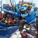 A Marinha italiana resgata migrantes no Mar Mediterrâneo - Foto: Italian Coastguard/Massimo Sestini