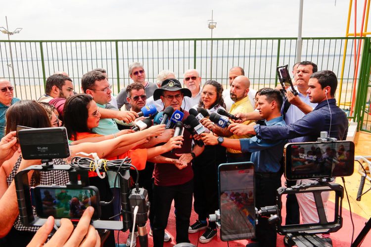 O prefeito de Manaus, David Almeida, anunciou, nesta terça-feira, 26/12, a liberação da praia no complexo turístico Ponta Negra para o banho no rio Negro. Essa decisão foi tomada após a cota do rio superar a cota de 17 metros nos últimos dias, acompanhando o aumento no nível das águas devido à cheia.
Atualmente, a cota, registrada pelo porto de Manaus, é de 17,94 metros. Desde o dia 2 de outubro, a praia estava proibida para banhos devido à significativa vazante que afeta o Estado e o município de Manaus neste ano de 2023.
“Nós fechamos a praia com 16 metros e, desde o registro da menor marca da vazante para cá, da cota de 12,7 metros, foram mais de 5 metros de subida dos rios. Acredito que, com o que foi feito pela prefeitura, juntamente ao Corpo de Bombeiros, nós temos essa tranquilidade de poder reabrir o espaço da praia da Ponta Negra para o banho, tanto para o uso dos banhistas quanto para os barraqueiros aqui, que se utilizam desse espaço”, enfatizou o chefe do Executivo municipal.
Com o aumento no nível do rio Negro desde outubro, a prefeitura autoriza o acesso ao balneário para os banhistas. É crucial que observem atentamente as normas de segurança e medidas preventivas contra afogamentos, amplamente divulgadas nos meios de comunicação e nas placas informativas do parque.
A proibição de acesso à praia foi motivada pela iminência do término do aterro perene, próximo ao leito natural do rio, podendo acarretar mudanças no terreno, como buracos, desníveis e depressões.
O embasamento técnico para essa decisão contou com laudo e levantamento solicitados pela prefeitura ao Serviço Geológico do Brasil (SGB), além das medições realizadas pelo Corpo de Bombeiros do Estado do Amazonas (CBAM).