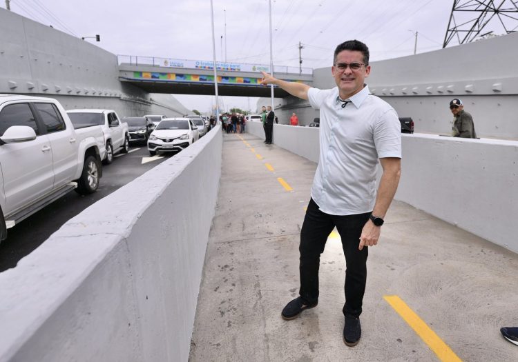 Prefeito de Manaus, David Almeida, apontando para o complexo viário Prefeito José Fernandes durante inauguração - Fotos – Dhyeizo Lemos / Semcom e Márcio Melo / Seminf