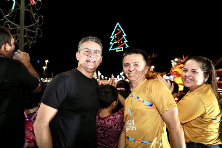 Prefeito de Manaus, David Almeida, e o presidente do Fundo Manaus Solidária, prestigiando o show de luzes de drones no parque Amazonino Mendes - Fotos – Ruan Souza / Semcom