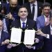 Presidentes Lula, Pacheco e Lira na promulgação da reforma tributária - Foto Alan Santos/ Câmara dos Deputados