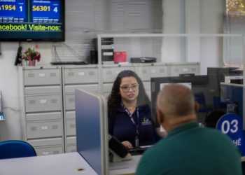 Servidora municipal realizando atendimento de aposentado na Manaus Previdência - Fotos – Clóvis Miranda / Semcom