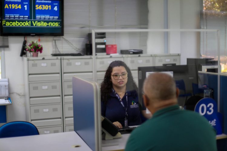 Servidora municipal realizando atendimento de aposentado na Manaus Previdência - Fotos – Clóvis Miranda / Semcom