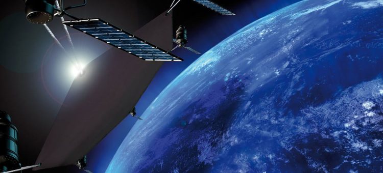 Um satélite orbita sobre a Terra - Foto: OMM