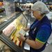 Servidora da Visa Manaus fiscalizando produtos alimentícios em supermercado durante a operação “Natal com Saúde”