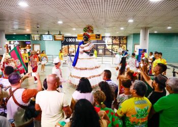 Carnaval: Chegada da Boneca Kamélia a Manaus — Foto: João Viana/Semcom