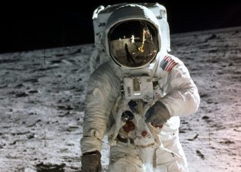 Nesta foto, tirada pelo astronauta Neil Armstrong, o coronel Edwin E. Aldrin Jr. caminha na superfície da Lua próximo ao Módulo Lunar (20 de julho de 1969) -  Foto: ONU/Nasa