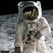 Nesta foto, tirada pelo astronauta Neil Armstrong, o coronel Edwin E. Aldrin Jr. caminha na superfície da Lua próximo ao Módulo Lunar (20 de julho de 1969) -  Foto: ONU/Nasa
