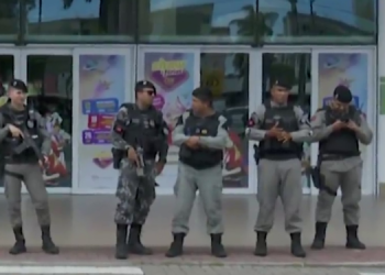 Policiais no Mangabeira Shopping, onde aconteceu o ataque. Foto: Reprodução/TV Cabo Branco