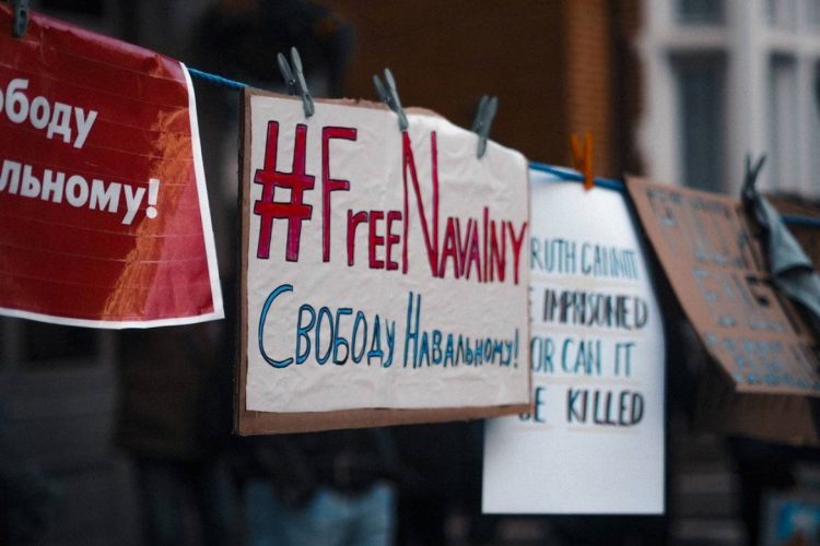 Unsplash/Liza Pooor Uma manifestação em apoio a Alexsei Navalny em Londres, Reino Unido. (Arquivo)