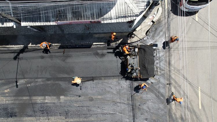 ‘Asfalta Manaus’ da prefeitura recapeia avenida principal no bairro Alvorada
Por Prefeitura de Manaus
02/02/2024 11h26
FacebookTwitterWhatsApp
Icone audio
Ouvir o texto
A Prefeitura de Manaus, por meio da Secretaria Municipal de Infraestrutura (Seminf), atua no recapeamento da avenida D, no bairro Alvorada, nesta sexta-feira, 2/2. A ação faz parte do programa “Asfalta Manaus”.
“Começamos hoje cedo aqui pela zona Centro-Oeste, no bairro Alvorada, vistoriando as obras desse programa que vem transformando as ruas desta área. Com a orientação do prefeito David Almeida, conseguimos recuperar muitas vias e mudar para melhor esse cenário. Ainda temos muito trabalho pela frente e com esforço e luta diária, vamos reverter os 30 anos sem infraestrutura de locais que ficaram no esquecimento”, afirma o secretário de Obras, Renato Junior.
A equipe de 20 trabalhadores aplica, em média, 570 toneladas de massa asfáltica no trecho. “Eu moro há 53 anos aqui, no Alvorada, e é a primeira vez que estou vendo um asfalto de verdade. Antes, só faziam uma maquiagem com um asfalto de péssima qualidade e, em menos de 20 dias, os buracos se abriam de novo, mas esse é um trabalho de excelência. Obrigado, Prefeitura de Manaus”, comemora o morador Carlos Mota, 53 anos.
A Prefeitura de Manaus entregou também, no bairro do Alvorada, as ruas Vivaldo Lima, Flávio de Moura, Kakatua, Ipanguaçu, Alameda Flores, Mongimirin, rua 13 e avenida Professora Maria Monteiro recapeadas nos últimos dias de janeiro.
Conforme última atualização do site “Asfaltômetro”, 169 ruas foram asfaltadas no bairro. 
— — —
Texto – Rayana Coutinho / Seminf
Fotos – Hugo Souza / Seminf