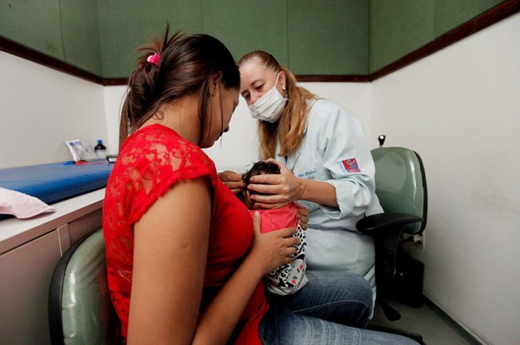 Criança com microcefalia, examinada durante epidemia de Zika; provocada pelo mosquito aedes aegypti, doença pode causar sequelas graves- Foto: Amanda Oliveira/GOVBA