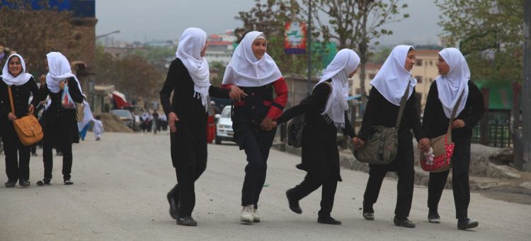 Unicef/Roger LeMoyne Meninas caminham pela estrada em um bairro hazara no Afeganistão- Foto: Unicef/Roger LeMoyne