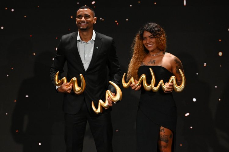 Rodrigo e Adriele com os prêmios recebidos na noite de segunda em Dubai
Créditos: CBF